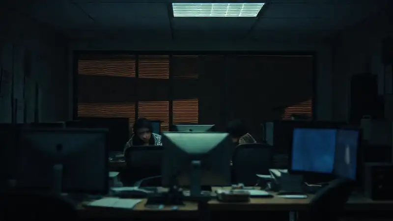 Un ambiente de oficina vacío y desolado