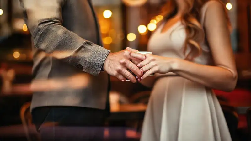 Qué tan importante es el análisis de gastos para las relaciones Un amor cálido en un café