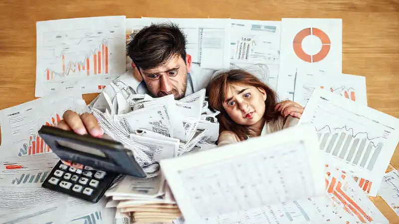 La familia enfrenta problemas financieros premonitorios