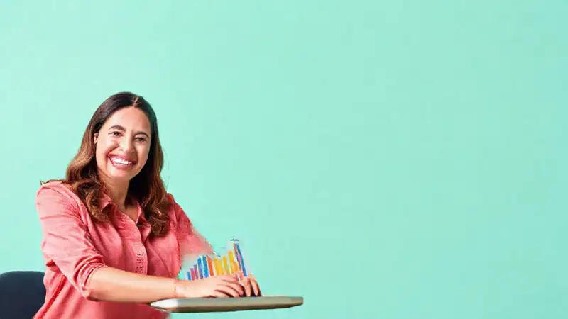 Existen calculadoras de ahorro para metas a corto plazo Mujer feliz visualiza éxito financiero digital