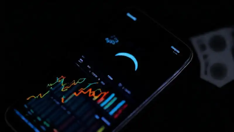 Existen apps que analicen gastos y su relación con mi crédito El teléfono muestra datos financieros preocupantes