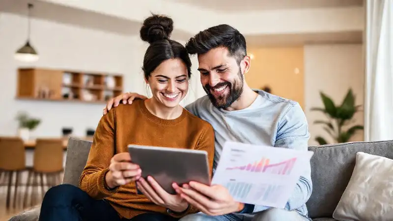 Pareja colabora, crece financieramente y feliz