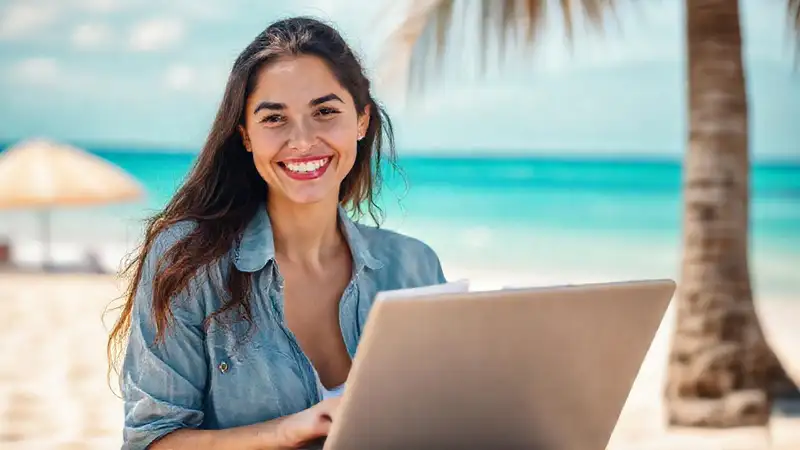 Qué software permite agregar recibos automáticamente en vacaciones Mujer feliz usa software de playa