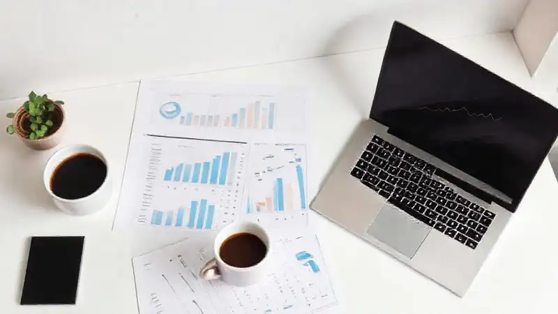 Un escritorio minimalista impulsa el crecimiento financiero