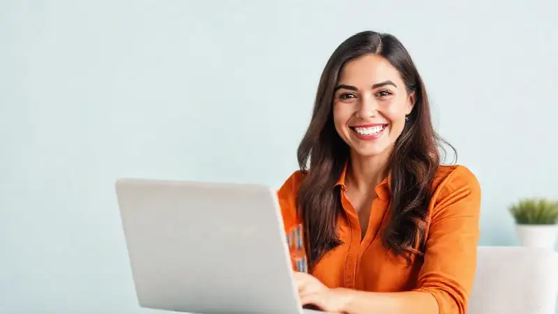 Qué apps ofrecen consejos prácticos para mejorar el crédito Mujer sonríe