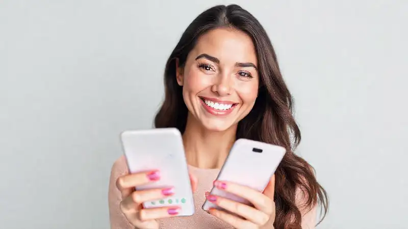 Mujer sonriente visualiza crecimiento financiero moderno